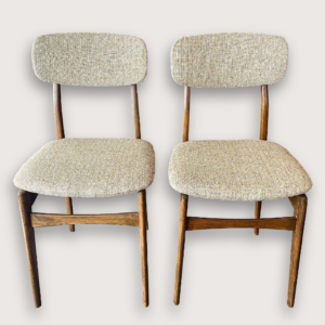 Par de sillas de teca estilo escandinavo con tela damasco